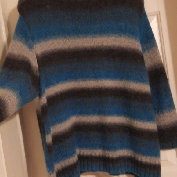 Blues, Teal, Black 2x Sweater pockets on front and snap buttons - Picture 6 of 8